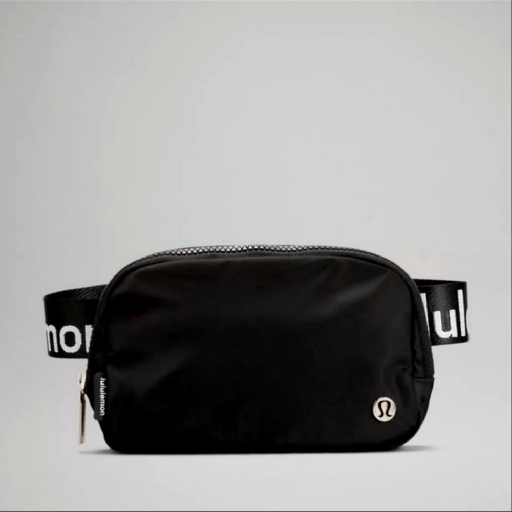 Lululemon Everywhere Belt Bag black with white logo/NWT